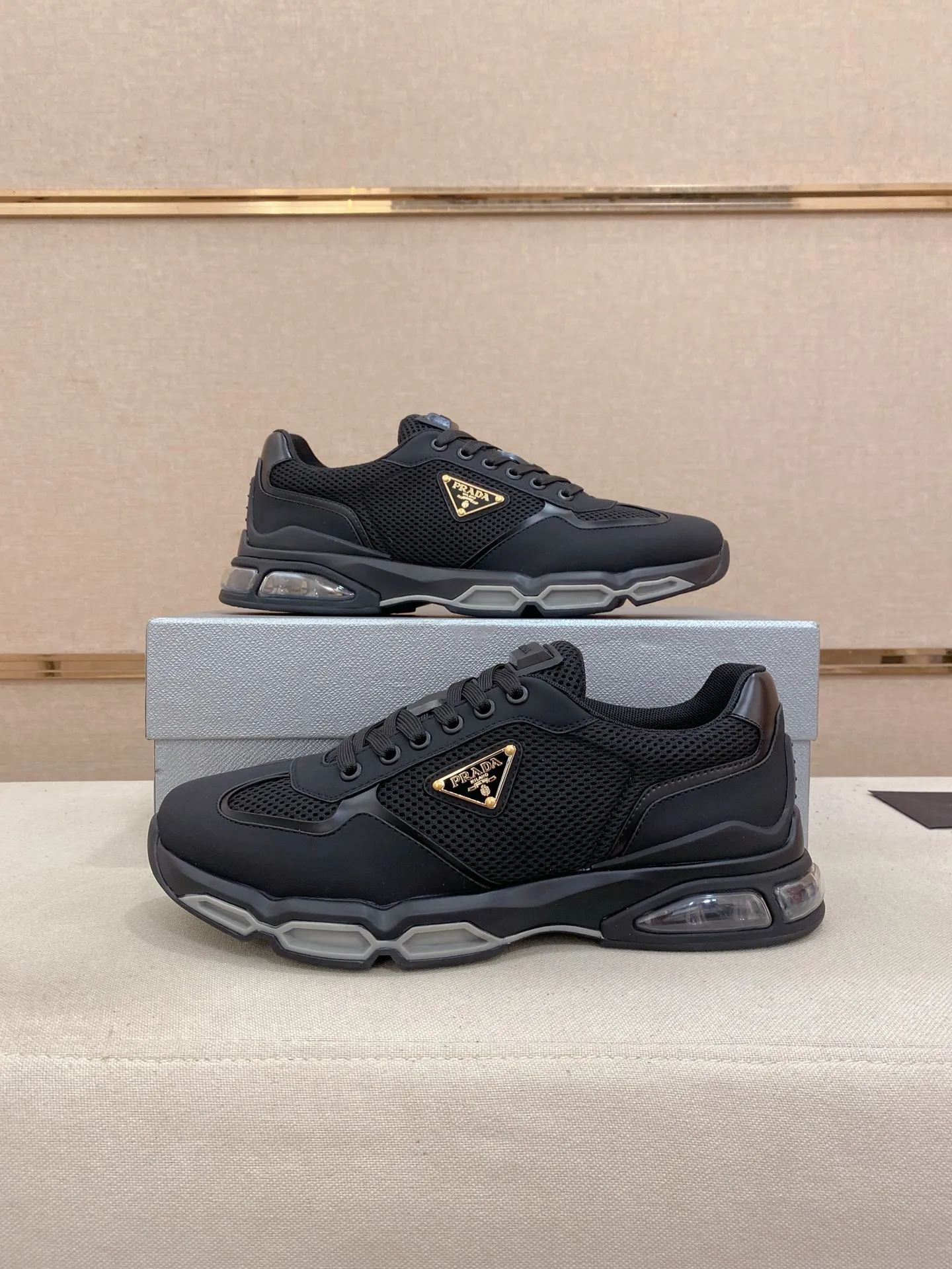 Factory price 660💰 ✔️✔️✔️High version High-quality new PRADA (Prada) counters are on the market at the same time, new men's shoes, 😘fabrics imported first-layer cowhide and mesh fabrics, purely handmade. Lining: Full cowhide lining. 👍🏿 High-end ☄️ air-cushion molded anti-slip rubber outsole, exquisite lines, simple and elegant, comfortable and high-end for leisure travel. Code number: 38 to 45